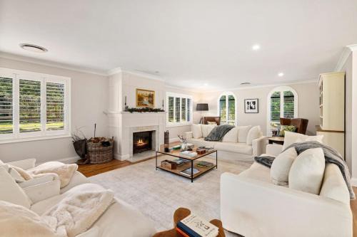 Bundanoon House | Southern Highlands Villa, Spacious, Gardens, Pool