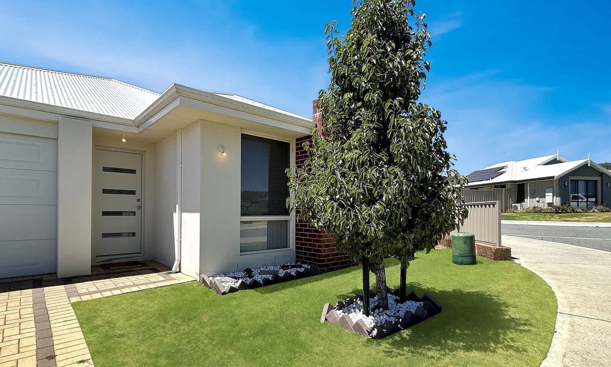 Byford House | Spacious 3-Bed Home in Peaceful Byford