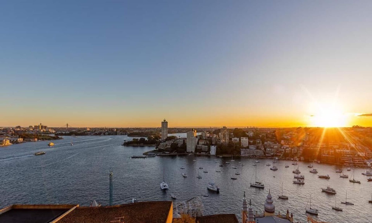 Milsons Point Apartment | Spacious 3 Bedroom Water View Apartment, 900m from the Harbour Bridge