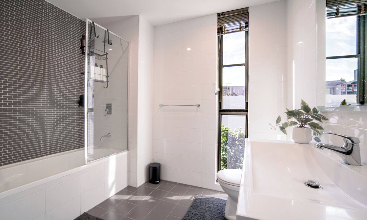 Mascot Apartment | Spacious 3BR, 10 mins to CBD, 5 mins to Airport