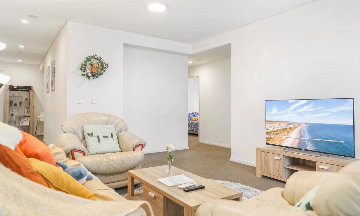 Canterbury Apartment | Spacious 3BR Apartment | Free Parking | 20 mins to CBD | Woolworths & Cafés