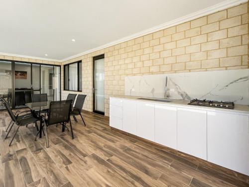 Southern River House | Spacious 4 bed home with open plan living