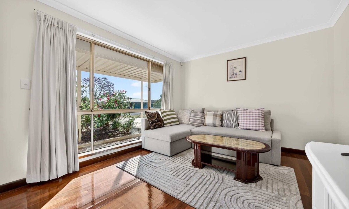Dudley Park House | Spacious 4-Bed House with Private Garage