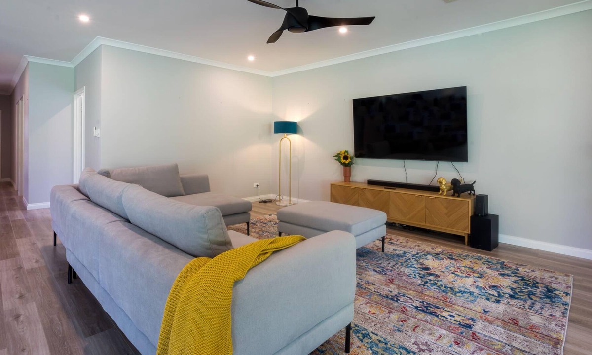 Bedford House | Spacious 4 Bedroom family home with Patio and BBQ