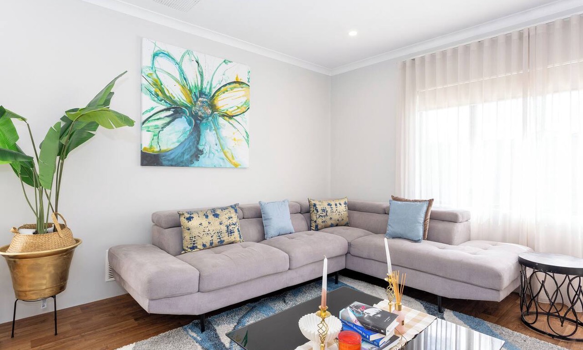 Byford House | Spacious 4BR Family Home Pool with Spa & BBQ