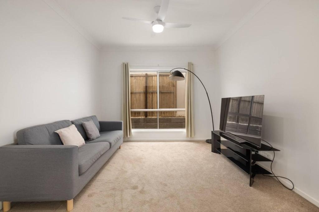 Greenbank House | Spacious 4BR Modern Home by Parks and Forest