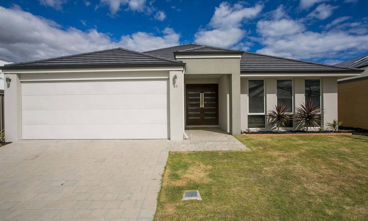Alkimos House | Spacious Alkimos House, 4 Bedrooms, Private Entrance, Ocean Proximity