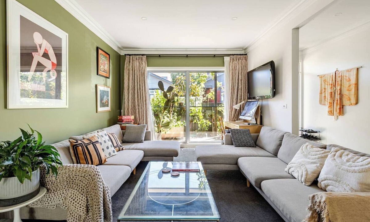 Elwood House | Spacious Bayside Elwood Home. Walk to the beach, the botanical gardens, cafes.