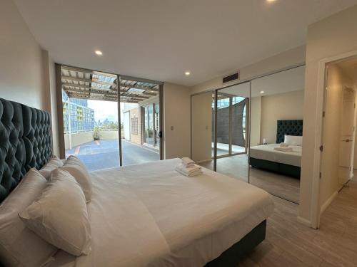 Mascot Apartment | Spacious City View 3BR Loft Apartment , 2 Parking Spots