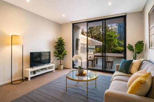 Wolli Creek Apartment | SPACIOUS COURTYARD APT 3BR 1CAR - Nr Station, Eats, CBD & Airport