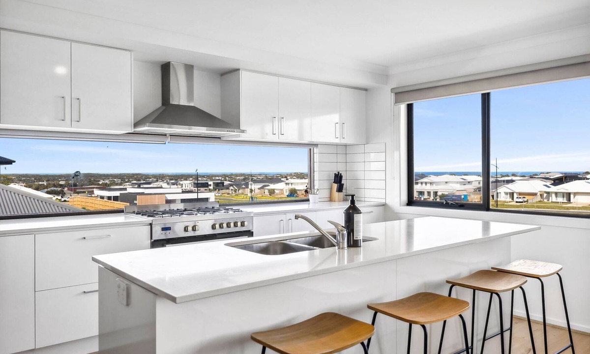 Torquay House | Spacious family home with pool and ocean views