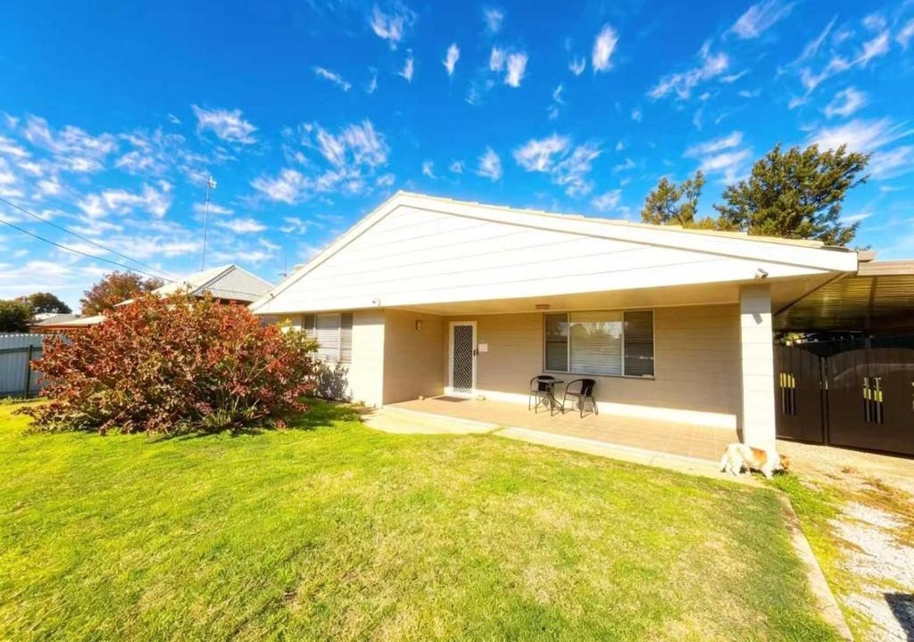 Dubbo House | Spacious Family & Pet-Friendly Home Large Backyard