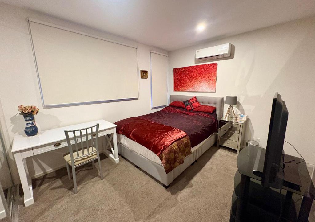 Bundoora House | Spacious Master Room with Private Ensuite