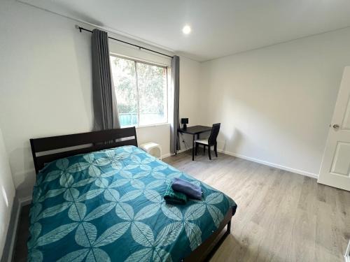 Guildford House | Spacious Queen Room - Train Station - NG5
