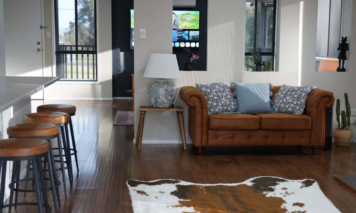 Denman House | Spacious Retreat, Walk to Town
