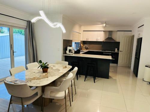 Gwelup House | Spacious Stay near Karrinyup