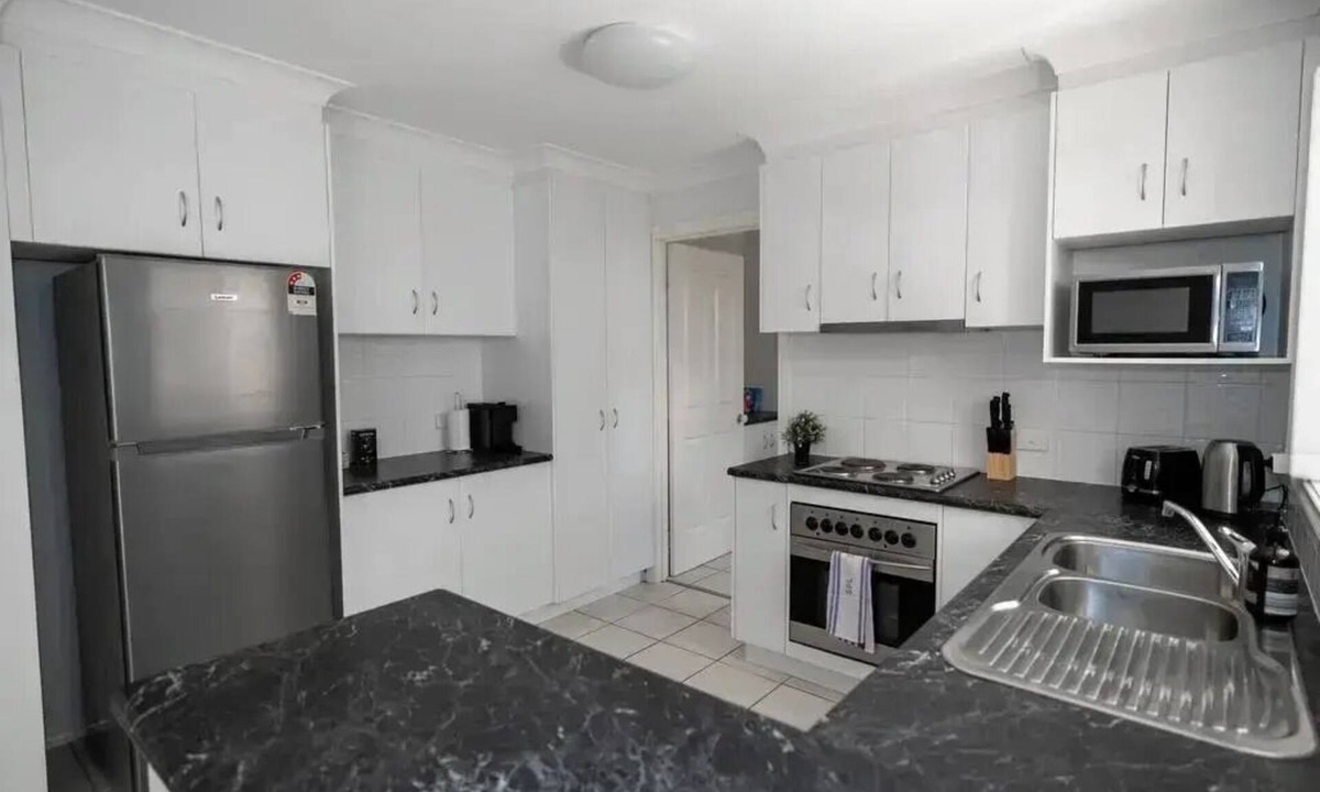 East Wagga Wagga Apartment | Spacious townhouse close to amenities!