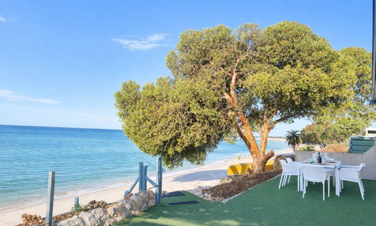 Melville House | St Helen's-Absolute Beach Front, off peak special!