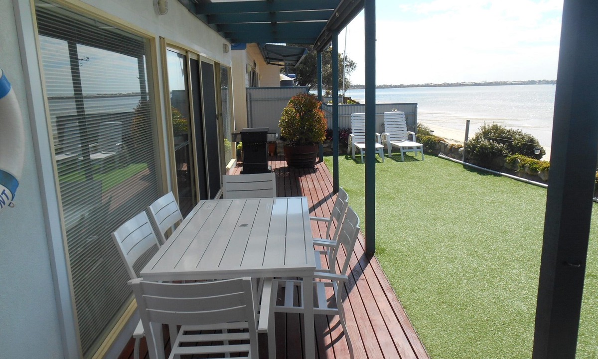 Melville House | St Helen's-Absolute Beach Front, Beach at Door Step, Winter Off Peak Special!