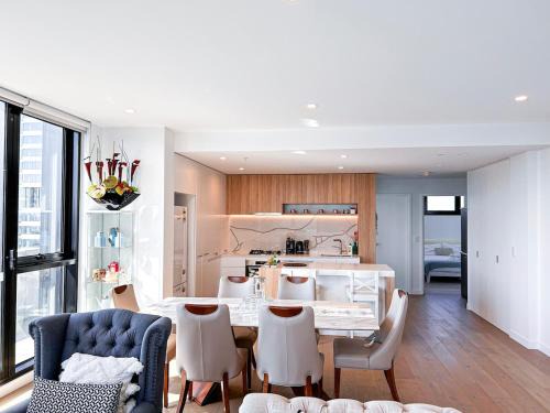 Box Hill Apartment | StayAU Elegant 3BR Penthouse with Stunning Views