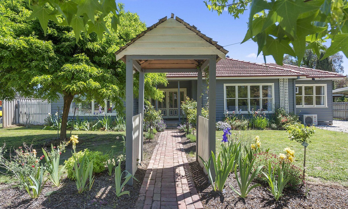 Mansfield House | Stirling Croft Mansfield | Family Retreat for 10 Near Mt Buller | Pet-Friendly