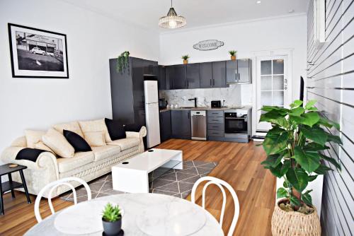 Hamlyn Heights House | Studio One Art Deco Escape - 5mins to Geelong CBD