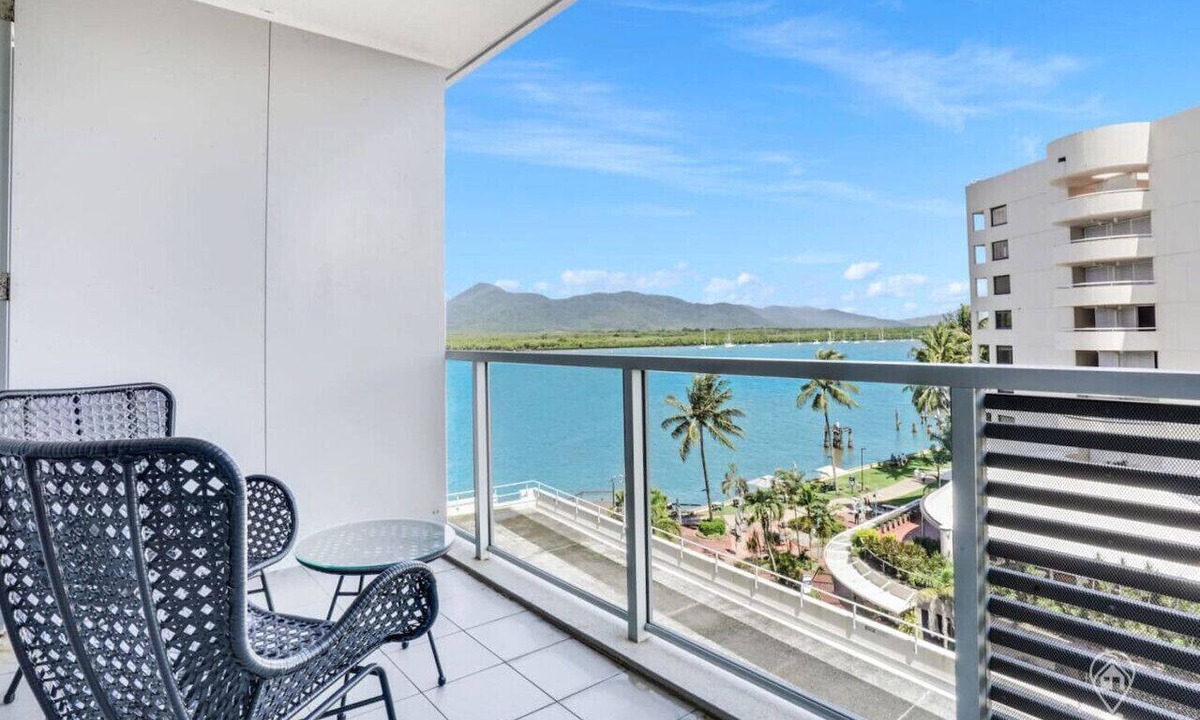 Cairns Central Business District Hotel | Studio Stay near Marina with Pool, Gym and Sauna