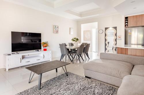 Nollamara Villa | Stunning as new 3 Queen Home