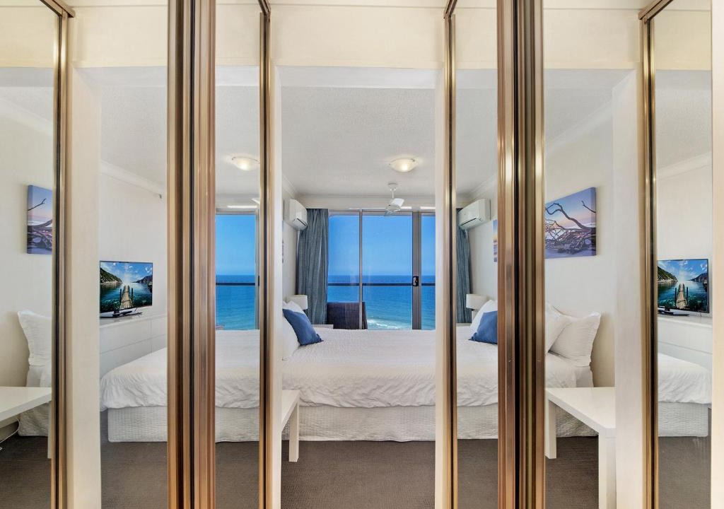 Surfers Paradise Apartment | Stunning Beach & Ocean Views