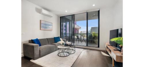 West Melbourne Apartment | Stunning City Skyline 3BR CBD Stay With Luxe Views & Parking