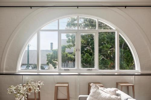 Cooks Hill Apartment | Stunning Flourish ON Bull