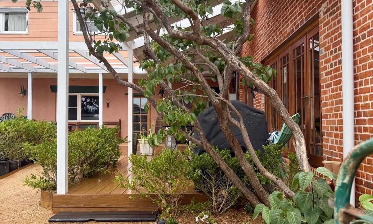 Boorowa House | Stunning Historic Property for Groups – Soaring Ceilings, Fireplaces & Sleeps 17
