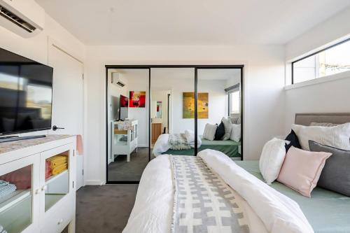 Footscray House | Stunning, modern, two-story detached townhouse