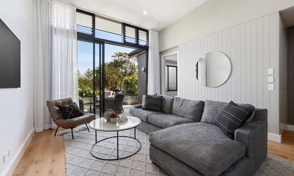 Collaroy Apartment | Stunning Penthouse Apartment with Views Over Park