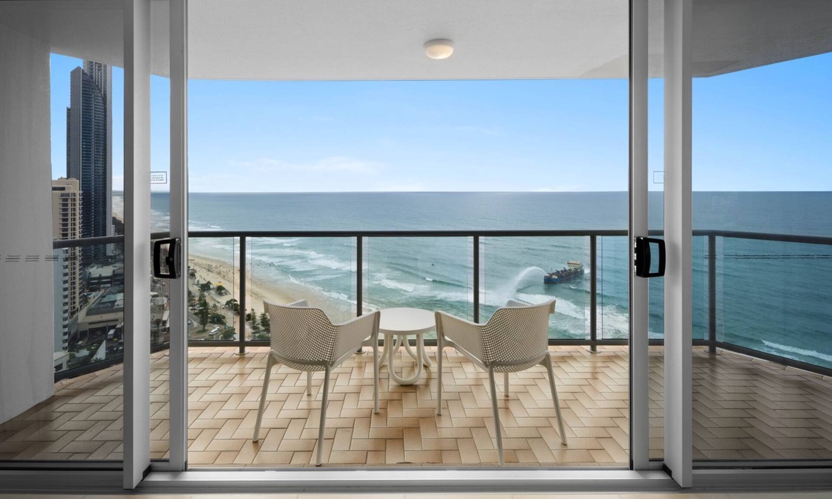 Surfers Paradise Apartment | Stunning Skyline Luxury 2-Bedroom 2-Bathroom at Peninsula Beachfront.