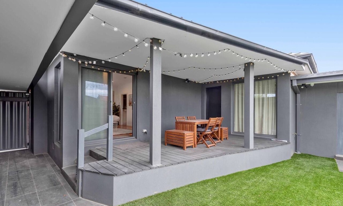 Carnegie Apartment | Stunning Studio Apartment Near Public Transport