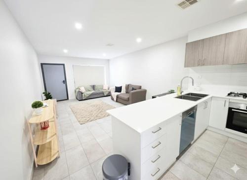 Bruce House | Stylish 2BR Retreat Near UC Belconnen Mall