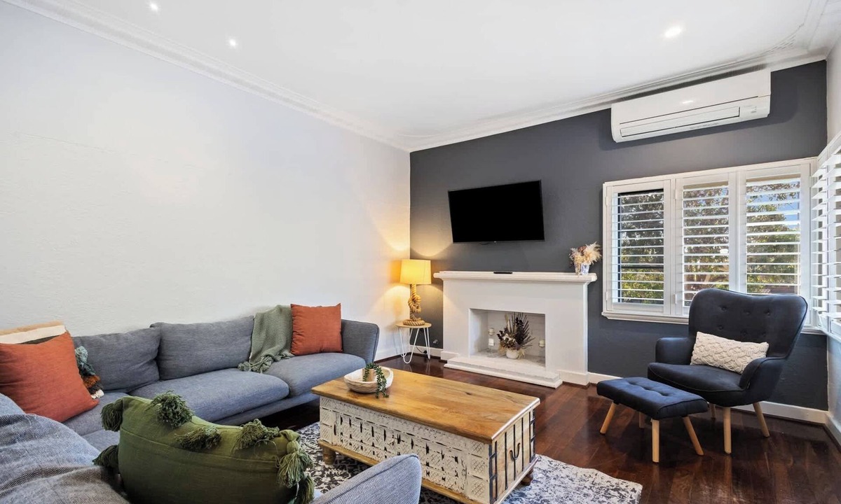 Doubleview House | Stylish 3-Bedroom Home near Scarborough Beach