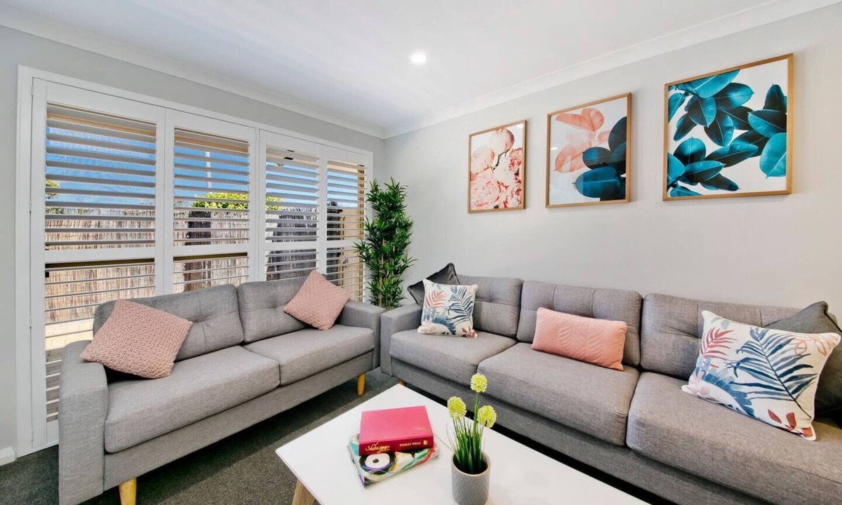 Scarborough House | Stylish 3 BR 1 min to Cafes/Restaurants/Park