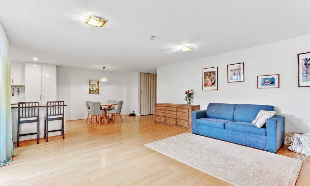 Parkdale House | Stylish 3BR townhouse near cafés, beach, parks, station, and Mordialloc dining.