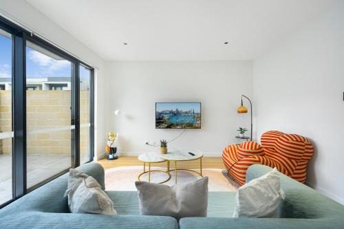 Box Hill House | Stylish Brand New 3-Level 3BR Home & Sleeps 10