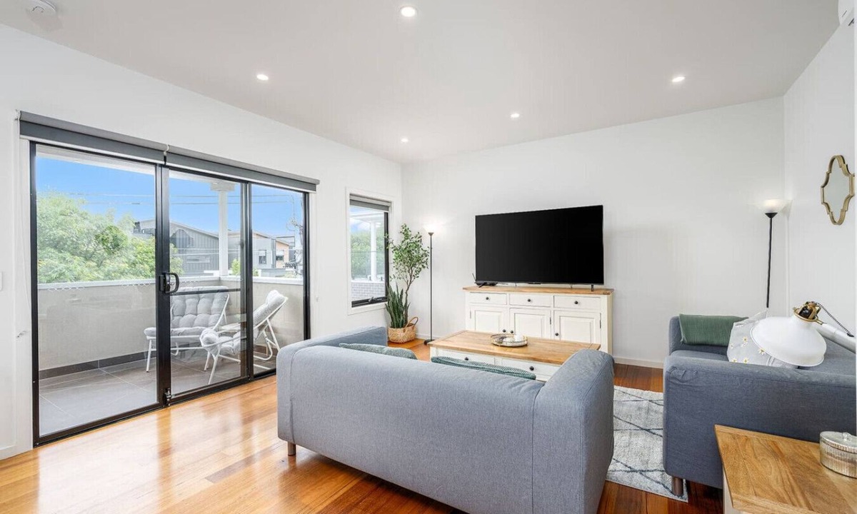 Maidstone House | Stylish City-Edge Home with Balcony & Parking
