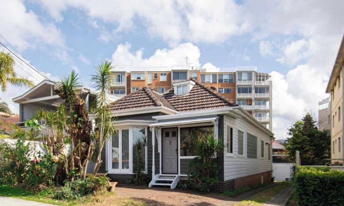 Wollongong CBD House | Stylish Coastal Cottage | Walk to Beach | Sleeps 6