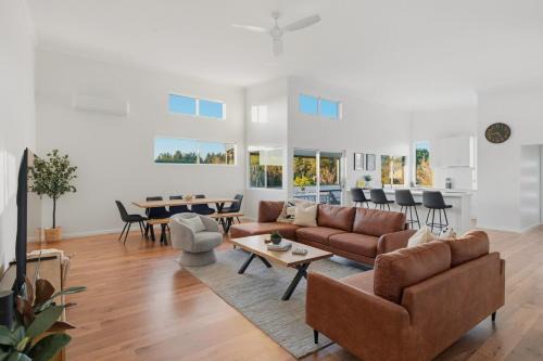 Nannup House | Stylish Escape with Panoramic Hill Views I Sleeps 12
