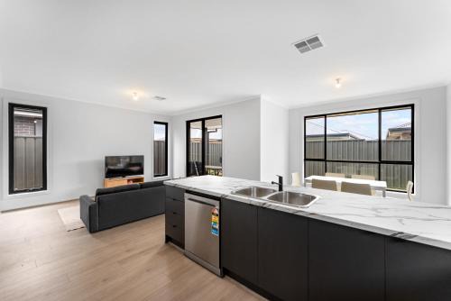 Munno Para Downs House | Stylish Luxury 4BR - Close to Wineries & City