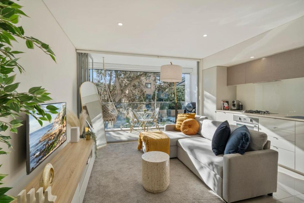 Bondi Beach Apartment | Stylish & Modern Beach Pad - Balcony AC BBQ Lift