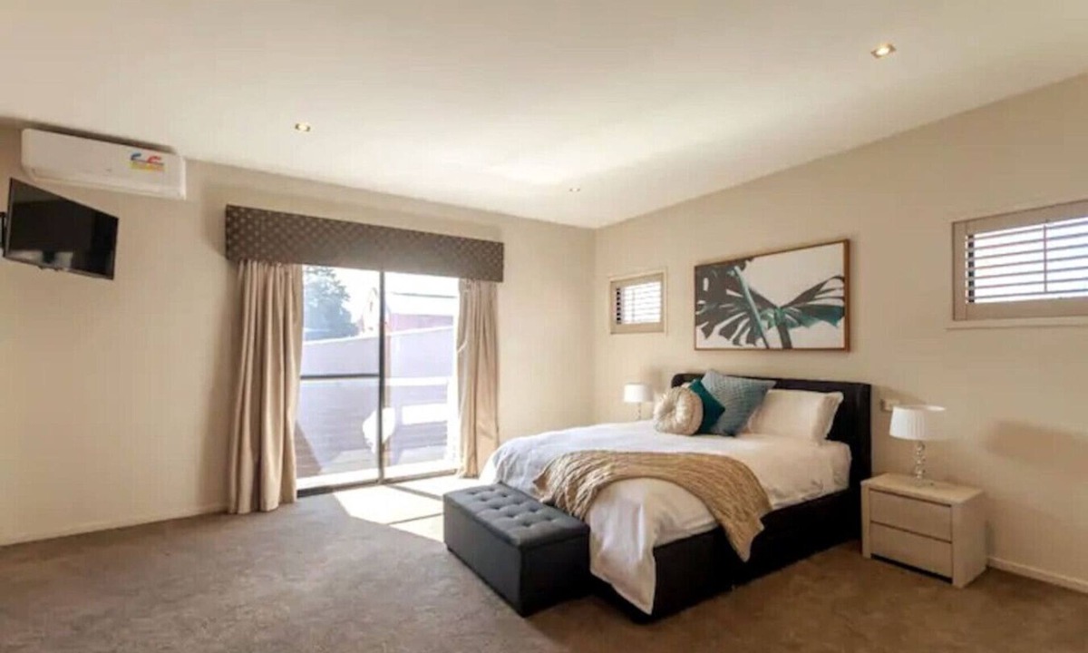 Geelong House | Stylish Retreat Steps from Geelong Waterfront
