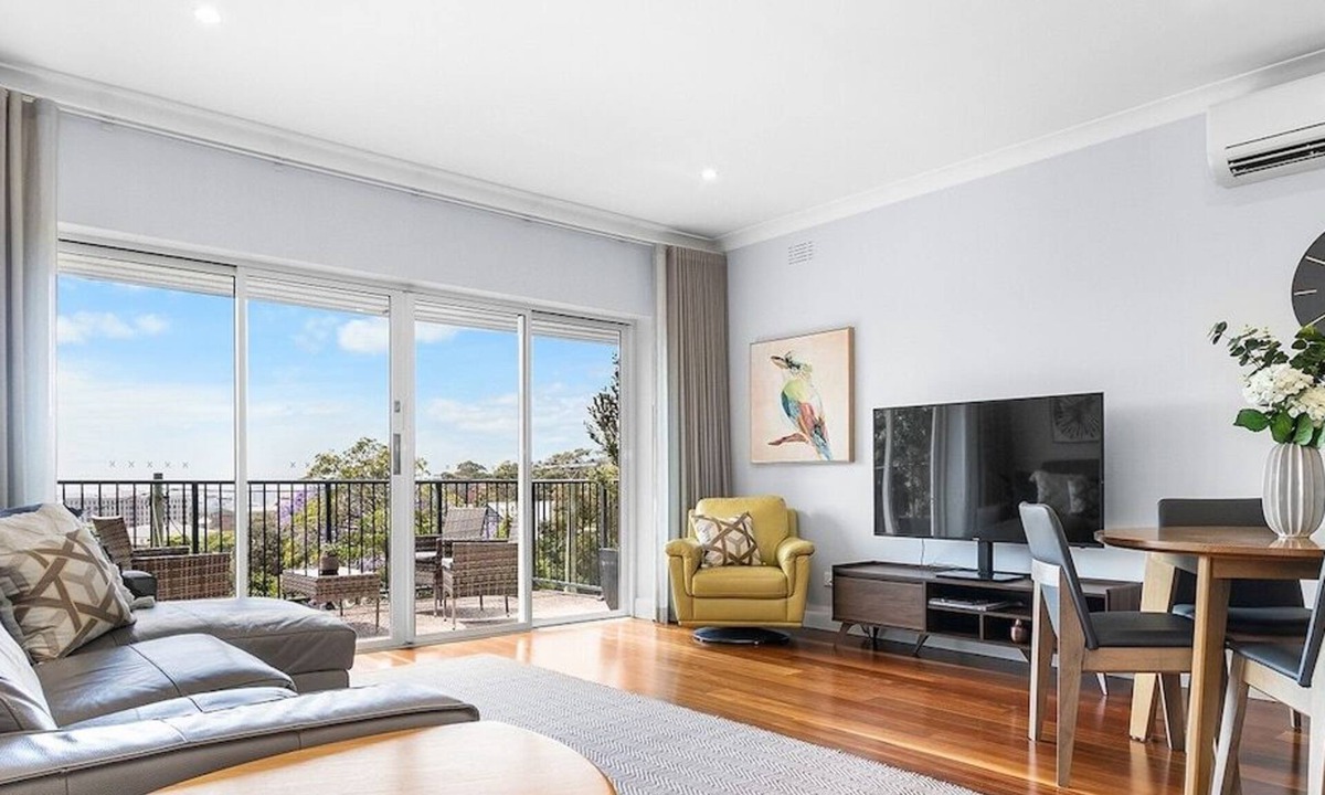 Newcastle Apartment | Stylish Sophistication with Leafy Newcastle Views!