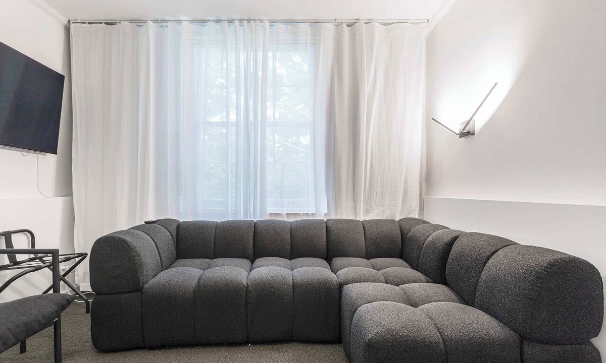 Carlton South Apartment | Stylish studio apartment opposite Carlton Gardens