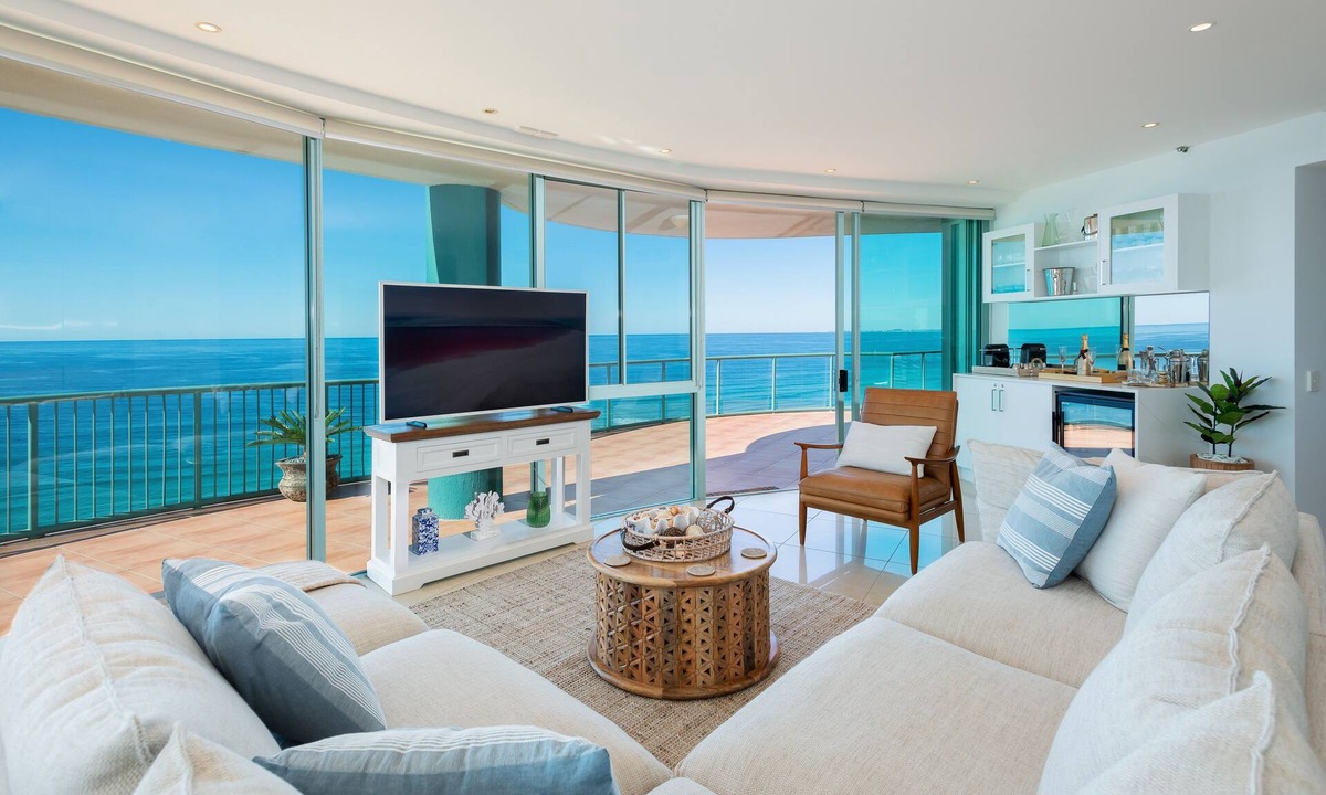 Main Beach Apartment | Sub Penthouse 3 Bedroom Ocean view